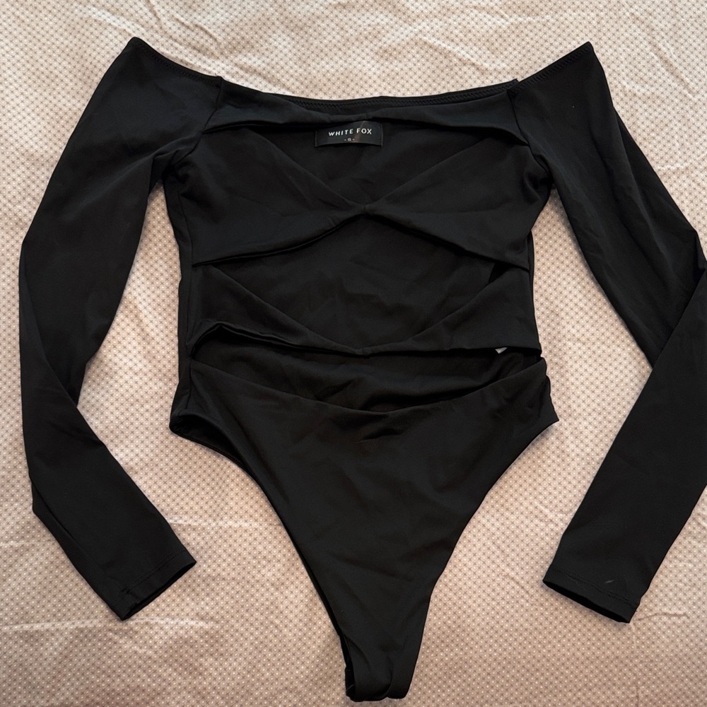 White fox cut out off shoulder bodysuit size S
